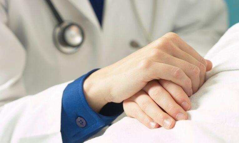 liječnik podržava pacijenta s prostatitisom